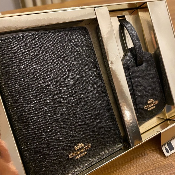 LAST ONE Coach Passport Holder & Luggage Tag Set - Picture 6 of 7